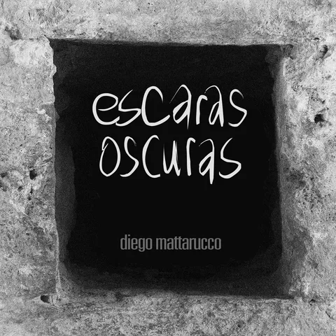 Funda cuadrada en blanco y negro: un muro de piedra rugosa con un hueco negro abierto en el centro, y el título escrito a mano dentro de esa oscuridad.