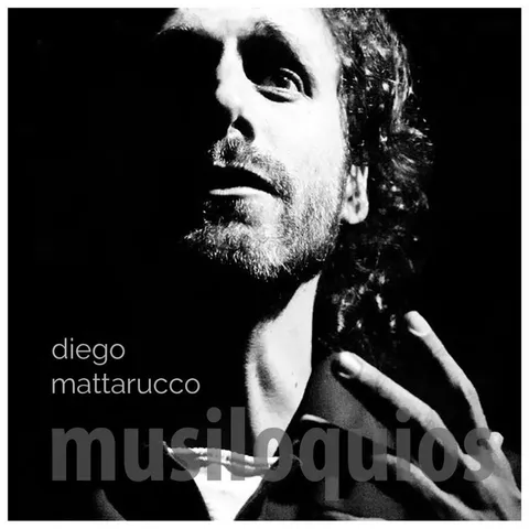 Funda de Musiloquios: retrato en blanco y negro de Diego Mattarucco con la cabeza alzada y una mano junto a la garganta; sobre la imagen, su nombre y el titulo del disco.