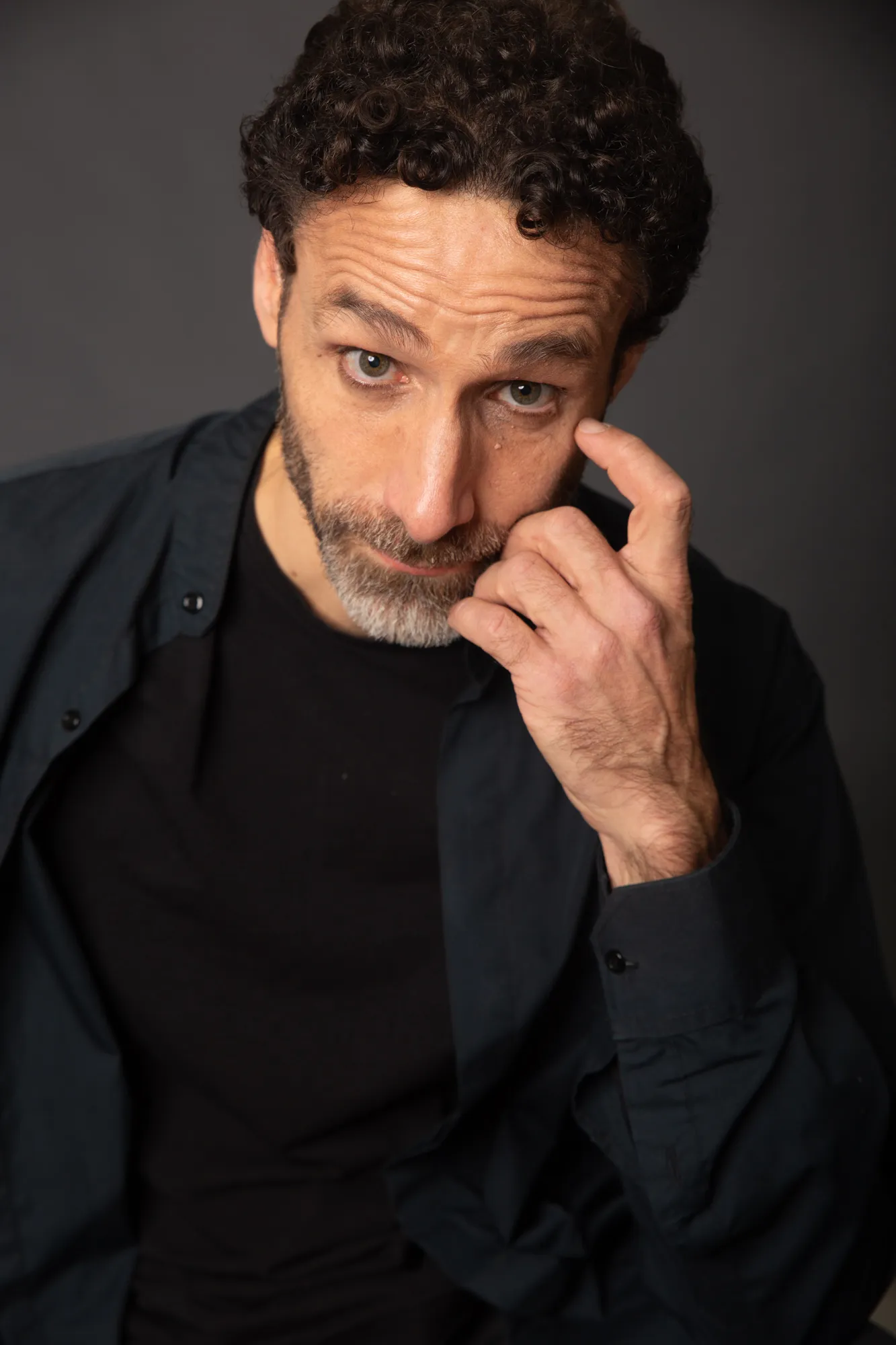 Diego Mattarucco en retrato de estudio, con la mano en la sien