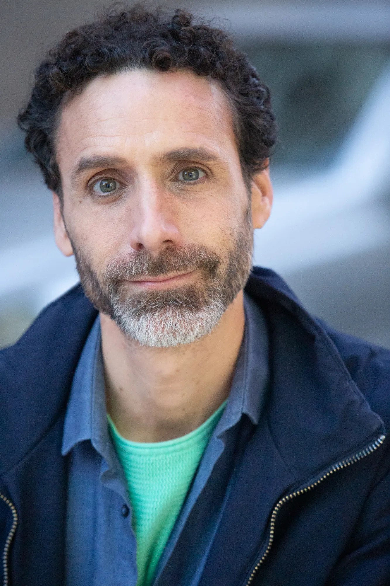 Diego Mattarucco en la calle, con chaqueta azul