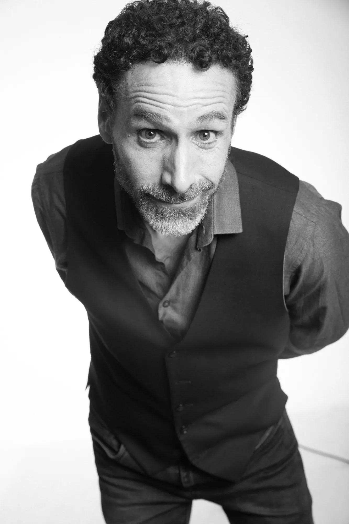 Diego Mattarucco inclinado hacia la cámara, en blanco y negro